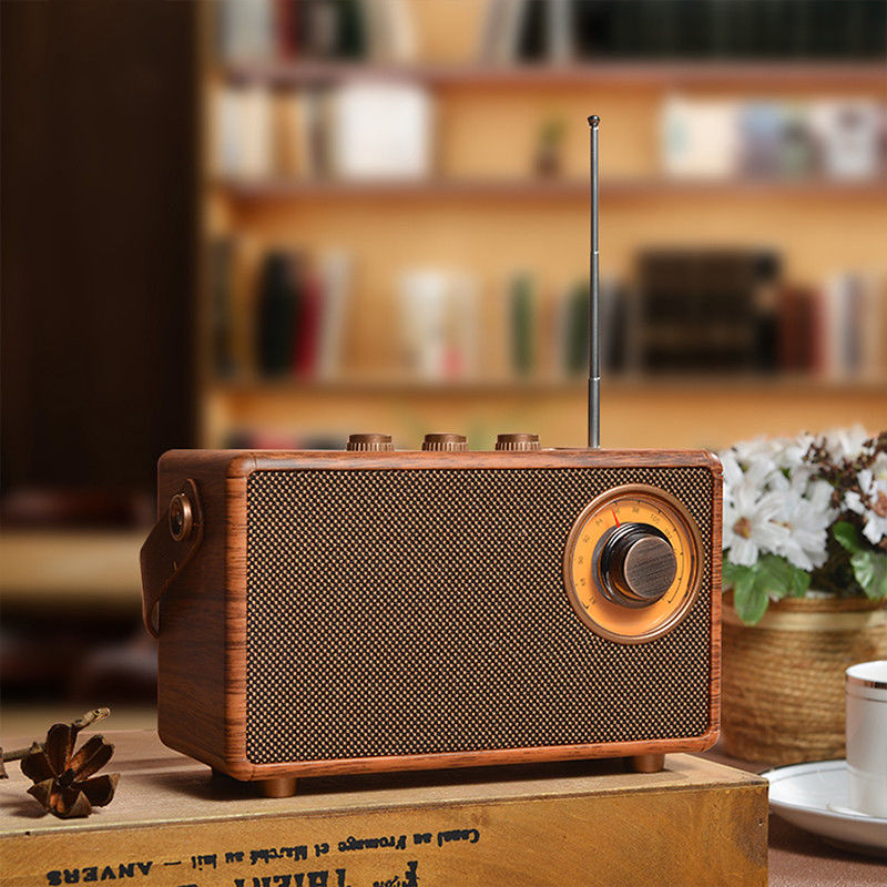 Convenient Portable Clock Radio with Built-In Speaker and AM / FM Function